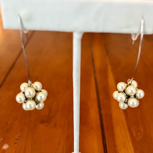 Pearl Cluster Dangle Pierced Earrings Silver Tone 2” Long - Picture 7 of 9